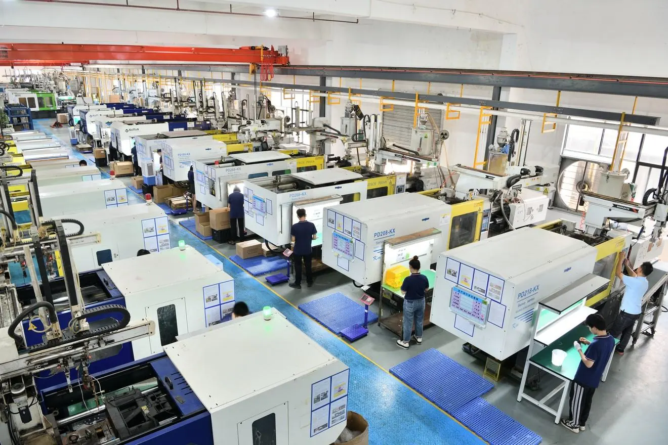 Grande halle de production avec des rangées de machines et des opérateurs